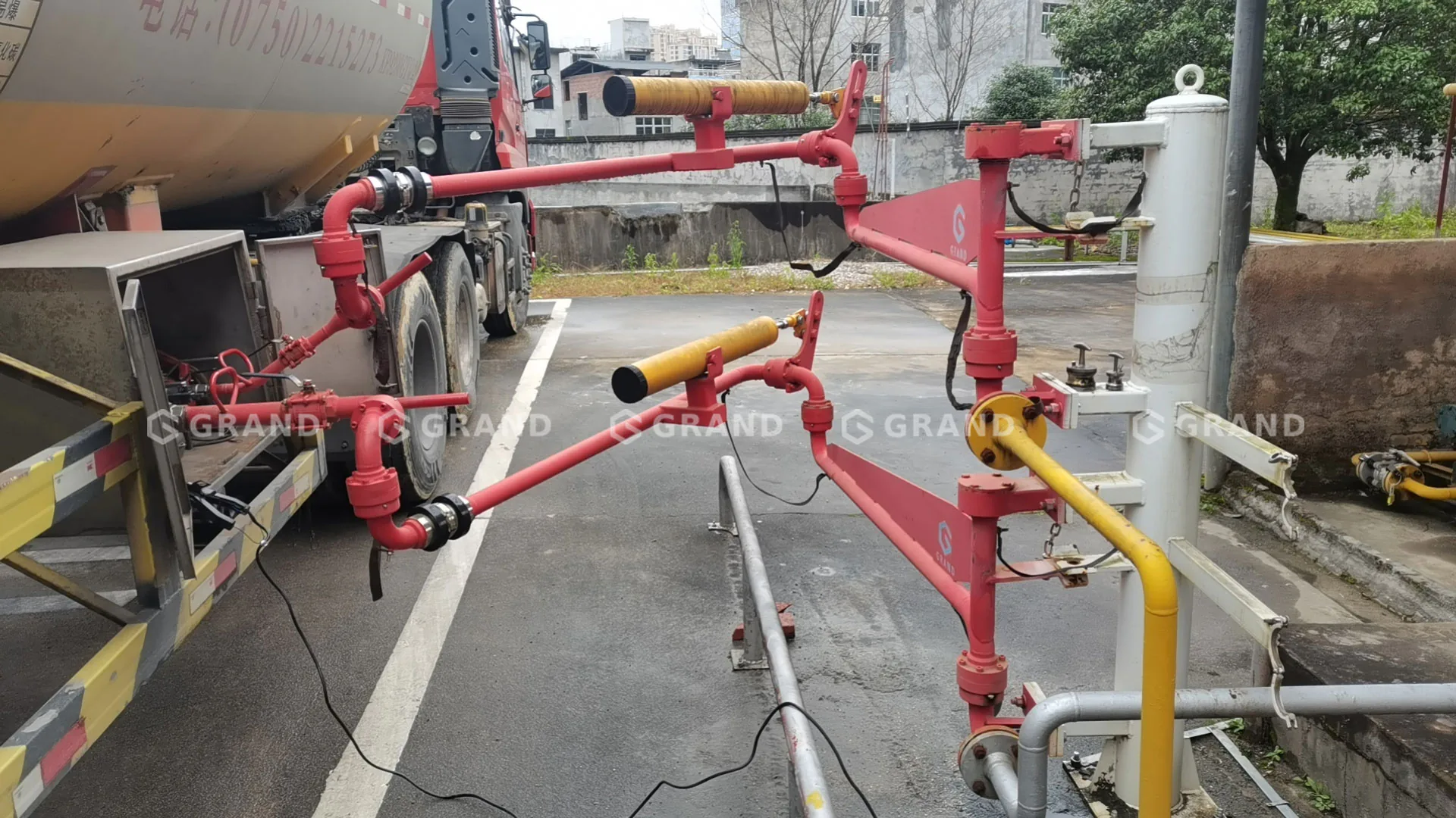 Bottom loading arm with vapor arm installed for truck loading