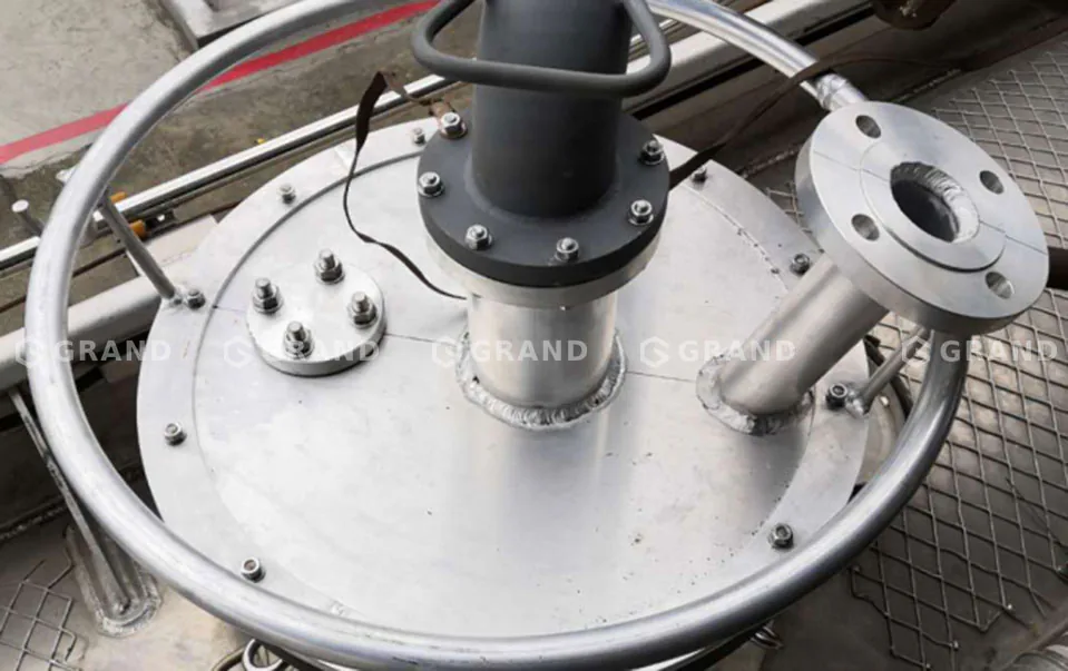 Top loading arm sealed manhole detail